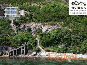 Dvosoban stan sa dvoristem u luksuznoj Vili na obali mora Njivice Boka Kotorska